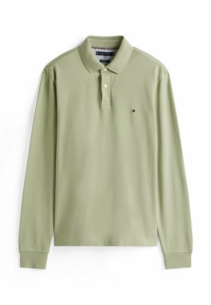 Langærmet polo-shirt i lysegrøn bomuld, med en tre-knaps knaplukning, ribstrikkede manchetter og et lille logo på venstre bryst.