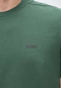 BOSS TEE - Βασικό μπλουζάκι - open green
