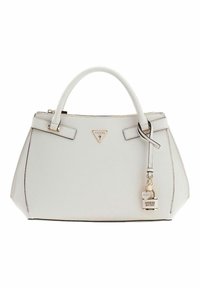 Witte leren handtas met gestructureerde vorm, dubbele bovenhandvatten, accenten in goudkleur en een decoratieve hangslotbedel bevestigd.