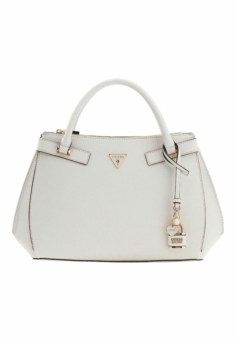 Witte leren handtas met gestructureerde vorm, dubbele bovenhandvatten, accenten in goudkleur en een decoratieve hangslotbedel bevestigd.