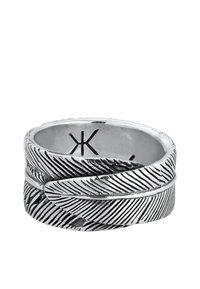 Silverring med ett texturerat fjädermotiv och fina detaljer. Ringen är slät på insidan och har en polerad yta.