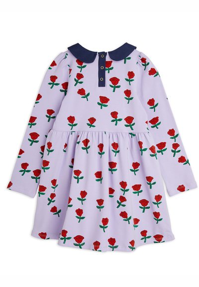 Vestido de manga larga color lila con estampado de rosas rojas, cuello azul marino y tapeta de botones; falda acampanada y fruncida. Material suave.