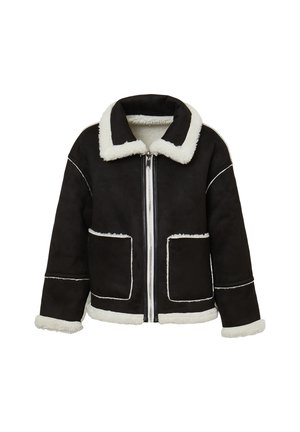 Giacca nera in finta shearling con collo in pelliccia bianca, zip frontale, due tasche laterali e cuciture a contrasto bianche lungo le cuciture e ai polsini.