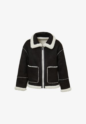 Giacca nera in finta shearling con collo in pelliccia bianca, zip frontale, due tasche laterali e cuciture a contrasto bianche lungo le cuciture e ai polsini.