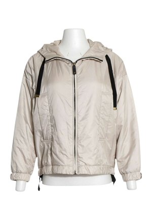 Hellbeige Kapuzenjacke mit schwarzen Kordelzügen, Frontreißverschluss, Seitentaschen, elastischen Bündchen mit Knopf und elastischem Saum an einer weißen Schaufensterpuppe.