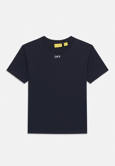 Μαύρο κοντομάνικο μπλουζάκι με στρογγυλή λαιμόκοψη και μικρό λευκό κείμενο «OFF» κεντραρισμένο κάτω από τη λαιμόκοψη και κίτρινες ετικέτες μεγέθους εσωτερικά στον γιακά.