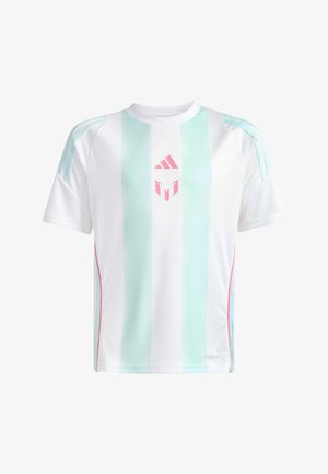 Wit sportshirt met korte mouwen, lichtblauwe verticale strepen, roze Adidas-logo en ontwerp op de borst, en lichtblauwe strepen op de schouders.