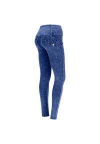 Mørkeblå denim leggings med en glat overflade, der har en baglomme og en tætsiddende silhuet for konturering. Linningen er elastisk.