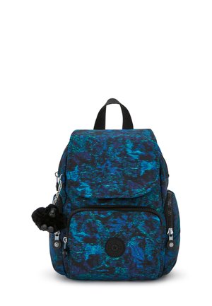 Zaino con motivo astratto blu e nero, materiale in tessuto, multiple tasche con zip, maniglia superiore e charm in peluche a pompon attaccato.