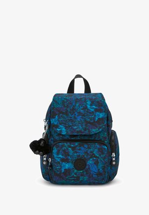 Zaino con motivo astratto blu e nero, materiale in tessuto, multiple tasche con zip, maniglia superiore e charm in peluche a pompon attaccato.