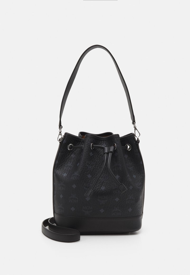 Schwarze Leder-Eimer-Tasche mit strukturierter Oberfläche, Kordelzugverschluss, verstellbarem Schulterriemen und geprägten Logo-Mustern.