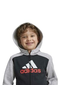 Felpa con zip nera e grigia, con logo Adidas bianco e accenti rossi, tessuto morbido, dotata di cappuccio con cordino e tasche.