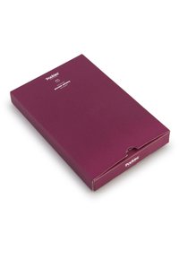 Emballage de boîte bordeaux pour boxers, avec un logo de marque et une description du produit à l'avant. Texture lisse avec un rabat de fermeture.