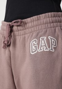 GAP Petite HERITAGE - Treniņtērpa apakšdaļas - wassel