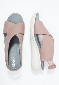 Sandali in pelle rosa con chiusura sul retro, design a fasce incrociate, soletta grigia e suola in gomma bianca. Presentano uno stile slip-on per una facile vestibilità.