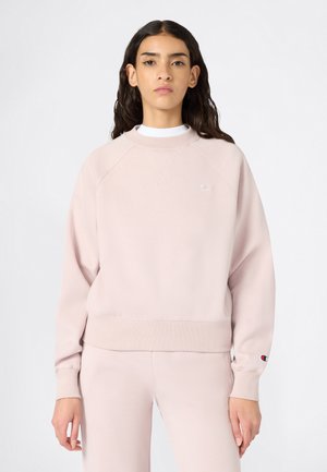 Sweatshirt rose clair avec un col rond, des poignets et un ourlet côtelés. Présente un logo subtil sur la poitrine et un design à coupe décontractée.