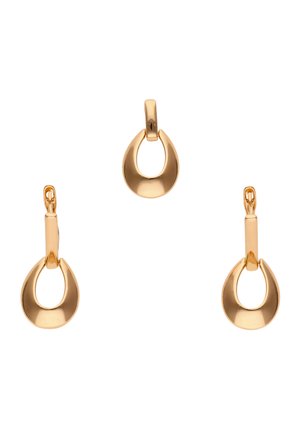 Pandantiv placat cu aur în formă de lacrimă, cu cercei tip cerc în formă de lacrimă, asortați, pe un fundal alb.