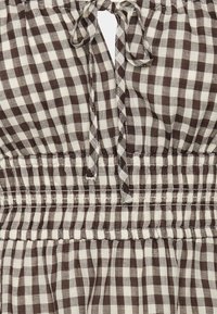 Forever New JOSIE PUFF SLEEVE MINI DRESS - Vestido de cocktail / Vestido de festa - chocolate