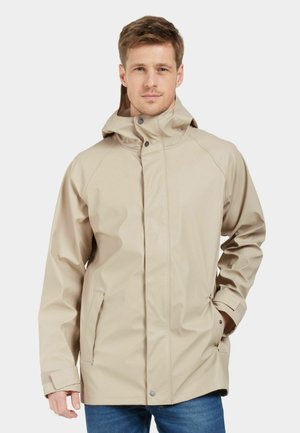 Veste imperméable beige avec une capuche, dotée d'une fermeture éclair, de poches latérales et de poignets élastiques ; texture lisse, design moderne.