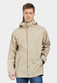 Beige wasserdichte Jacke mit Kapuze, ausgestattet mit einem Frontreißverschluss, Druckknöpfen und Seitentaschen. Hergestellt aus strapazierfähigem, glattem Material.