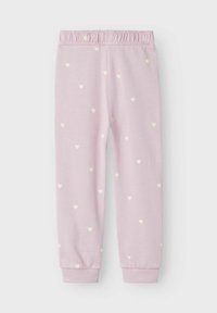 Lyst rosa sweatpants med hvide hjerte mønstre, elastisk talje og ribkantede ankler lavet af blødt stof. Casual design til komfort.