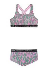 Completo sportivo composto da reggiseno e pantaloni corti con strisce zebra verdi e rosa, dotato di una fascia elastica nera con la scritta ripetuta "protesta". Design con schiena incrociata.