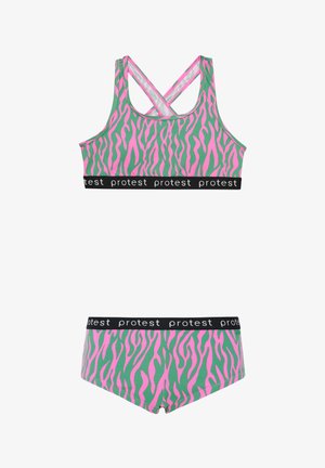 Sportbeha en shortset met groene en roze zebra-strepen, met een zwarte elastische tailleband waarop herhaaldelijk de tekst "protest" staat. Met kruisrugontwerp.