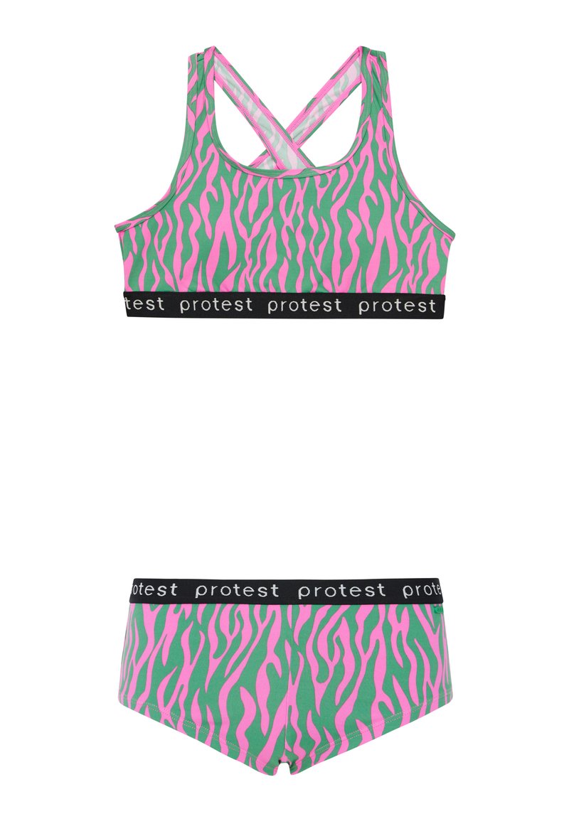 Completo sportivo composto da reggiseno e pantaloni corti con strisce zebra verdi e rosa, dotato di una fascia elastica nera con la scritta ripetuta "protesta". Design con schiena incrociata.