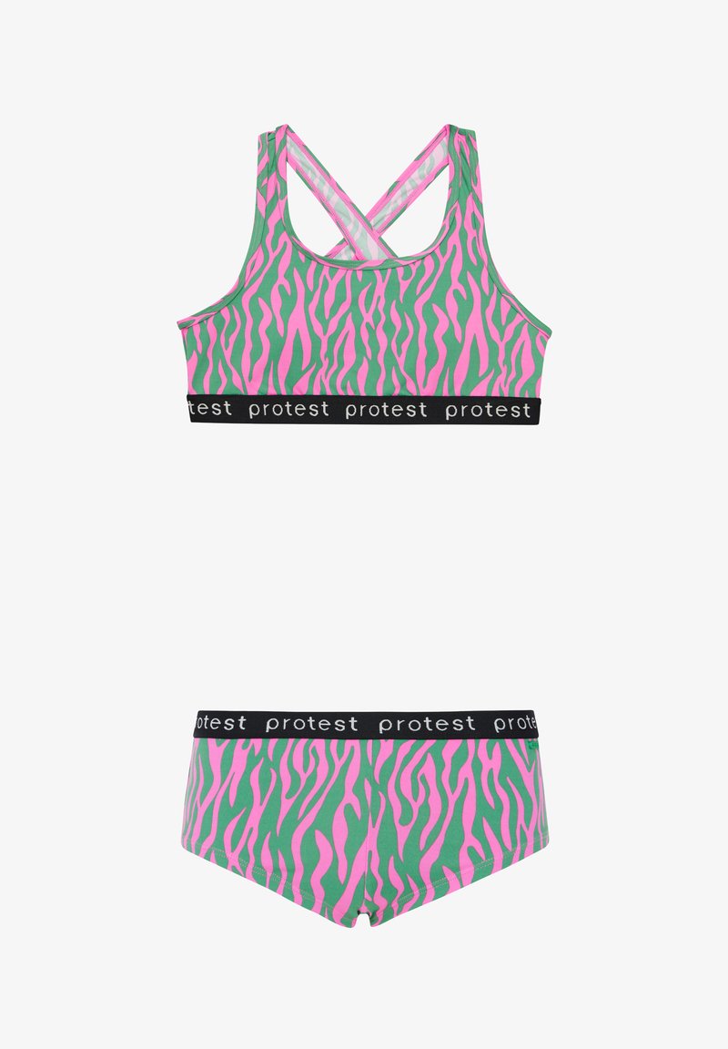Sportbeha en shortset met groene en roze zebra-strepen, met een zwarte elastische tailleband waarop herhaaldelijk de tekst "protest" staat. Met kruisrugontwerp.