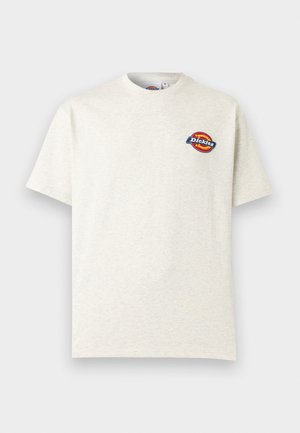 Svijetlo žuta majica kratkih rukava s malim okruglim logotipom Dickies u crvenoj, žutoj i plavoj boji na lijevoj strani prsa.