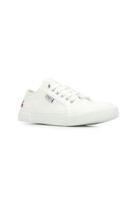 Baskets en toile blanches avec orteil arrondi, design à lacets, semelle en caoutchouc et cerises colorées brodées sur le côté extérieur. Présente des œillets en métal.