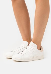 adidas Originals STAN SMITH  - Matalavartiset tennarit - core white/bliss orange/silver metallic