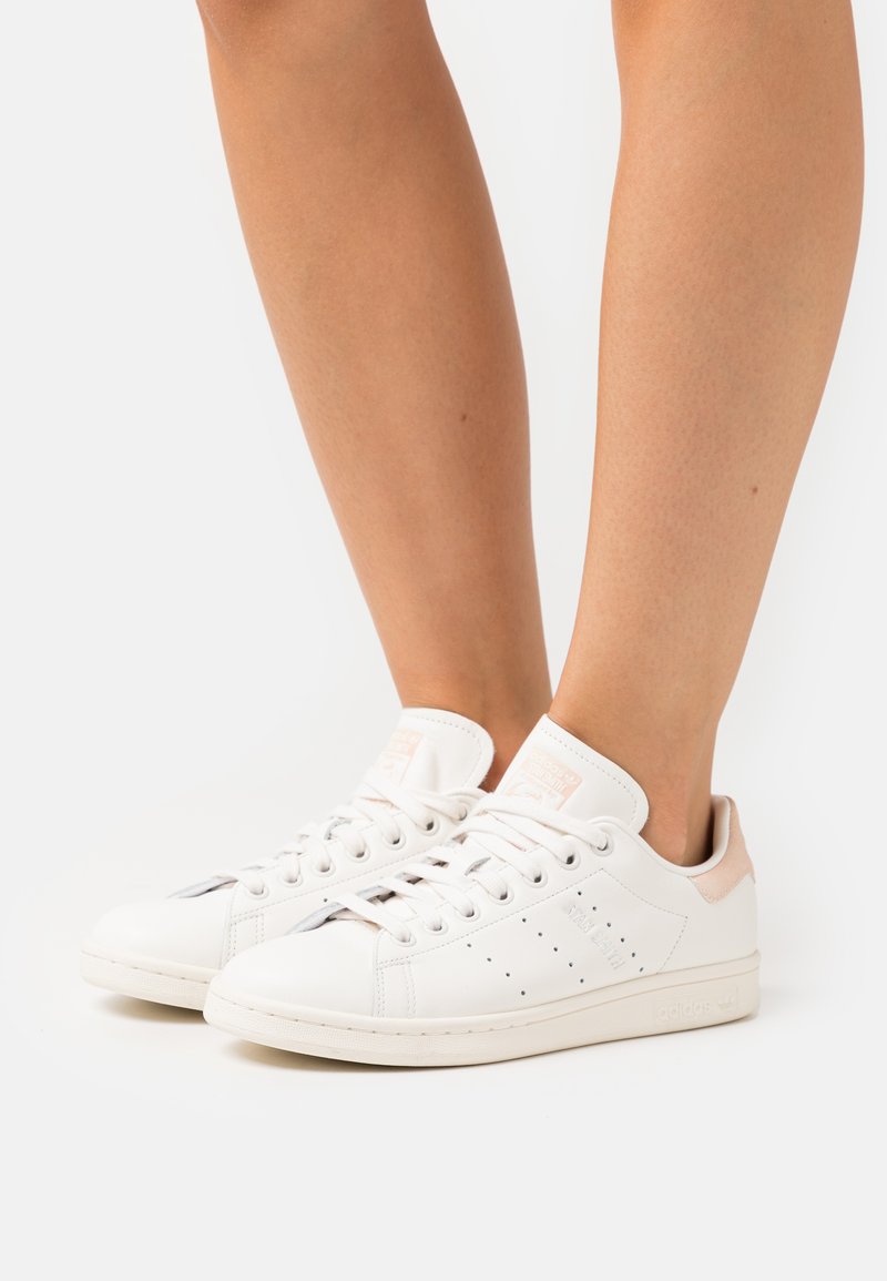 adidas Originals STAN SMITH - Matalavartiset tennarit - core white/bliss orange/silver metallic