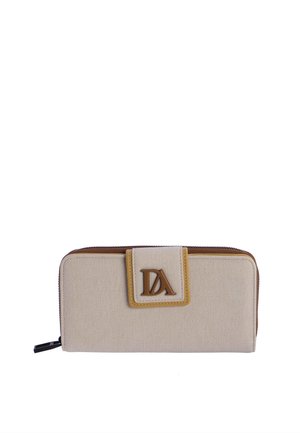 Cartera rectangular de tela beige con cremallera marrón, ribete color marrón claro y solapa frontal con logo DA marrón.