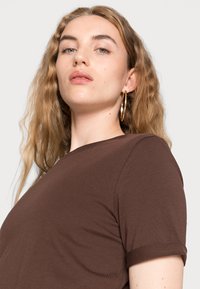Pieces PCRIA FOLD UP SOLID TEE - T-shirt basic - chicory coffee