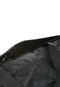 Bolsa de deporte negra con cremallera, con un exterior de tela texturizada, gran espacio interior y asas tejidas resistentes. El interior tiene un forro suave.