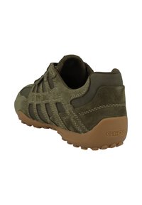 Olivgrön mockaskor med texturerade accenter, flexibel gummisula och synliga sömmar. GEOX-logotyp på hälen.