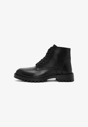 Bota de cuero negro hasta el tobillo con punta redondeada, cordones en la parte delantera y suela resistente. Presenta un acabado suave y una parte superior texturizada.