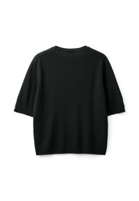 Czarny sweter z krótkim rękawem, miękka tekstura, okrągły dekolt, ściągacz u dołu i przy rękawach. Prosty fason bez widocznych wzorów czy elementów metalowych.
