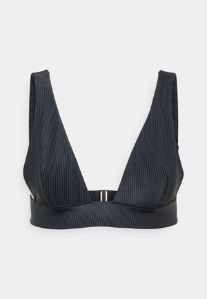 Zwarte geribbelde bralette met een diepe V-hals, brede bandjes en een minimalistische sluiting aan de voorkant. Gladde textuur, atletisch ontwerp.