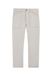 Pantalones rectos de color beige claro con bolsillos parche delanteros, passadores para cinturón y cierre de botón, exhibidos en plano sobre un fondo blanco.