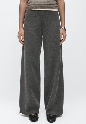 - Spodnie materiałowe