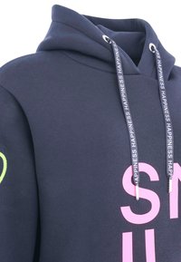 Marineblaues Sweatshirt mit pinkem "SMILE"-Grafik, ausgestattet mit Kapuze, Zugbändern mit Drucktext und einem limettengrünen Akzent am Ärmel.