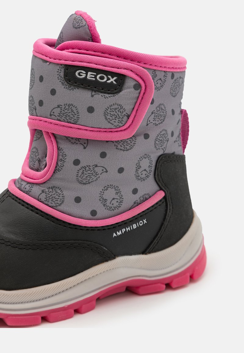 Szare wodoodporne botki z czarną gumową podeszwą, różowymi akcentami i fakturowaną cholewką z wzorem jeżyka i kropek. Widać logo GEox.
