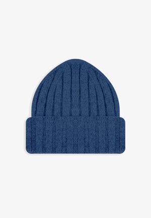 Berretto in lana lavorato a maglia blu con motivo a coste verticali e bordo piegato, isolato su sfondo bianco.