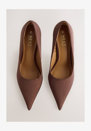 Braune Satin-Pumps mit spitzer Spitze und glatter Textur, mit niedrigem Ausschnitt und minimalistischem Design. Innenfutter ist beige.