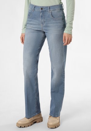Jean en denim bleu clair avec un design à jambe droite, comprenant une fermeture à un seul bouton, des poches avant et un léger dégradé. Porté avec des chaussures beiges.