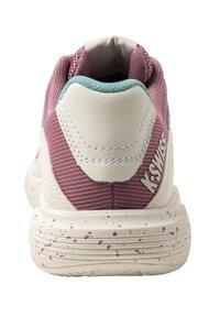 K-Swiss superge z mešanim zgornjim delom v maroon in teal barvah, belim petnim delom, teksturirano podplatom s purpurnimi pikami in poudarjenim logotipom na peti.