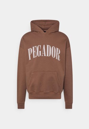 Sudadera marrón hecha de una mezcla de algodón, con un bolsillo tipo canguro y el texto blanco "PEGADOR" en diseño arqueado en la parte frontal.