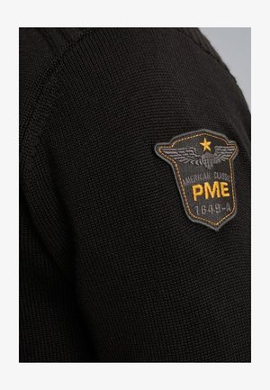 Schwarzer Strickpullover mit strukturiertem Stoff und einem Abzeichen mit Stickerei, das "PME", einen Stern und Flügeldesigns in Grau und Orange zeigt.